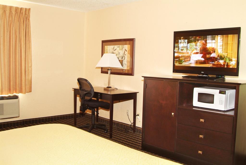 Quality Inn & Suites Big Rapids Exterior foto